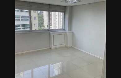 Imagem: O depósito possui 4 Vagas na garagem, 130m² de Área e está