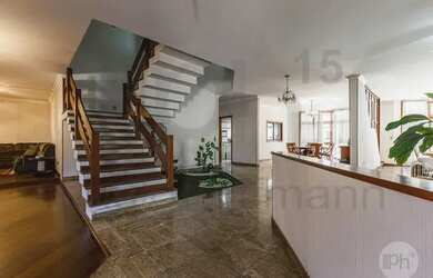 Imagem: A casa possui 5 Dormitórios, 5 Banheiros, 5 Vagas na garagem