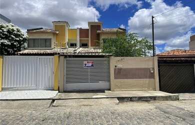 Imagem: A casa possui 4 Dormitórios, 3 Banheiros, 2 Vagas na garagem