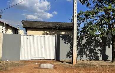 Imagem: A casa possui 2 Dormitórios, 1 Banheiro, 1 Vaga na garagem