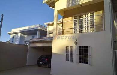 Imagem: A casa possui 3 Dormitórios, 1 Banheiro, 2 Vagas na garagem