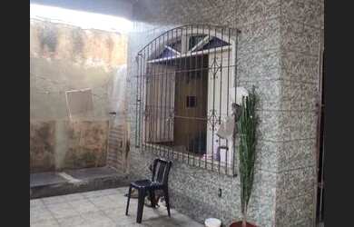 Imagem: A casa possui 2 Dormitórios, 2 Banheiros, 2 Vagas na garagem