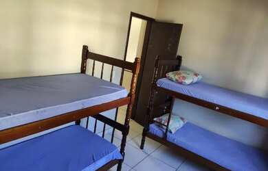 Imagem: A casa possui 4 Dormitórios, Acomodam 15 pessoas, 4 Vagas na