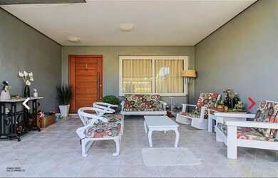 Imagem: A casa possui 3 Dormitórios, 3 Banheiros, 2 Vagas na garagem