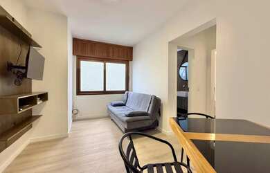 Imagem 2: Apto 02 quartos, mobiliado, box para carro. Ed com elevador, junto a Praça Flávio Boianovs