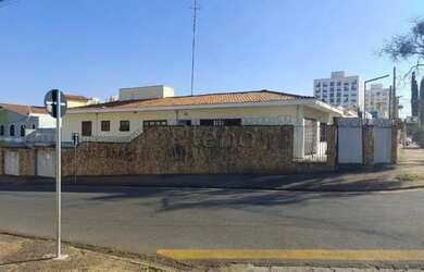 Imagem: A casa possui 5 Dormitórios, 5 Banheiros, 3 Vagas na garagem