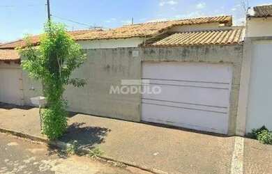 Imagem: A casa para alugar possui 3 Dormitórios, 2 Banheiros, 2 Vagas