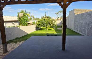 Imagem: A casa possui 3 Dormitórios, 1 Banheiro, 1 Vaga na garagem