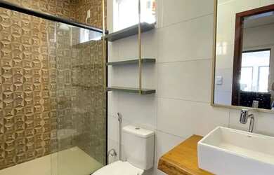 Imagem: A casa em condomínio possui 4 Dormitórios, 4 Banheiros, 2