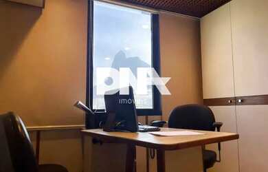 Imagem: O depósito possui 1 Vaga na garagem, 47m² de Área e está