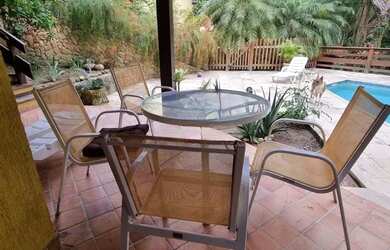 Imagem: A casa em condomínio possui 4 Dormitórios, 2 Banheiros, 5