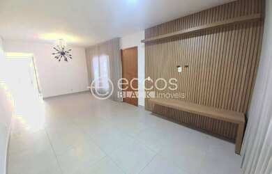 Imagem: A casa possui 3 Dormitórios, 2 Banheiros, 1 Vaga na garagem