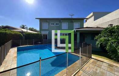 Imagem: A casa em condomínio possui 4 Dormitórios, 5 Banheiros, 2