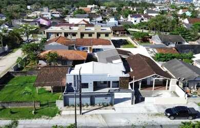 Imagem: A casa possui 3 Dormitórios, 3 Banheiros, 2 Vagas na garagem