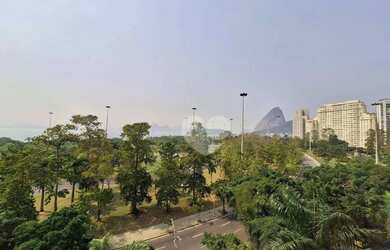 Imagem: O apartamento possui 4 Dormitórios, 3 Banheiros, 2 Vagas na