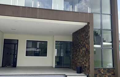 Imagem: A casa em condomínio possui 4 Dormitórios, 5 Banheiros, 2