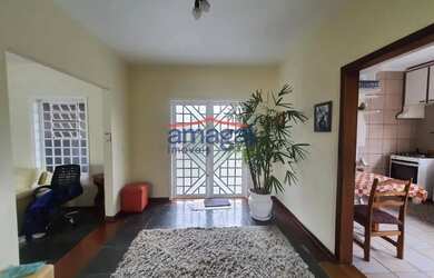 Imagem: A casa possui 3 Dormitórios, 3 Banheiros, 4 Vagas na garagem