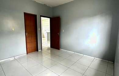 Imagem: A casa possui 2 Dormitórios, 2 Banheiros, 3 Vagas na garagem