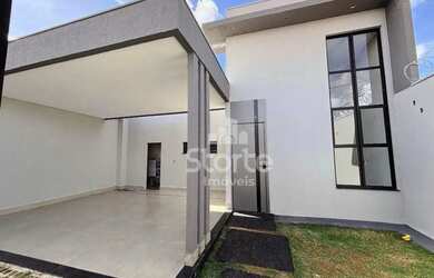 Imagem: A casa possui 3 Dormitórios, 2 Banheiros, 4 Vagas na garagem