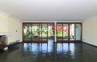 Imagem: A casa possui 5 Dormitórios, 5 Banheiros, 4 Vagas na garagem