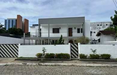 Imagem: A casa em condomínio possui 5 Dormitórios, 5 Banheiros, 5