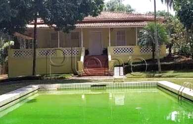 Imagem: A casa em condomínio possui 4 Dormitórios, 4 Banheiros, 5