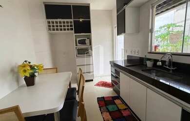 Imagem: A casa possui 3 Dormitórios, 2 Banheiros, 2 Vagas na garagem