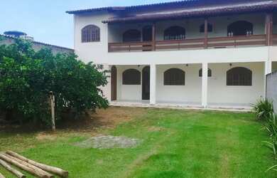 Imagem: A casa possui 4 Dormitórios, 2 Banheiros, 5 Vagas na garagem