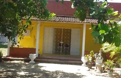 Imagem: A casa possui 4 Dormitórios, Acomodam 30 pessoas, 5 Vagas na