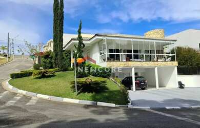 Imagem: A casa em condomínio à venda possui 5 Dormitórios, 5 Banheiros