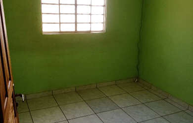 Imagem: A casa possui 2 Dormitórios, 1 Banheiro, 1 Vaga na garagem