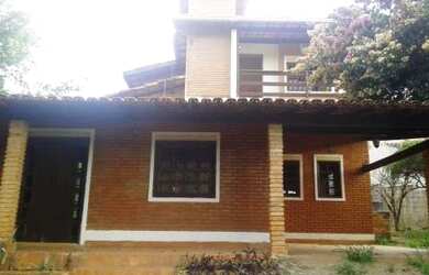 Imagem: A casa possui 4 Dormitórios, 3 Banheiros, 2 Vagas na garagem