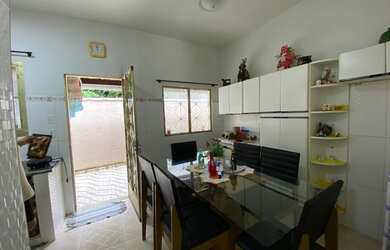 Imagem: A casa possui 2 Dormitórios, 1 Banheiro, 250m² de Área e