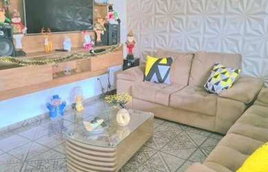 Imagem: A casa possui 3 Dormitórios, 2 Banheiros, 2 Vagas na garagem