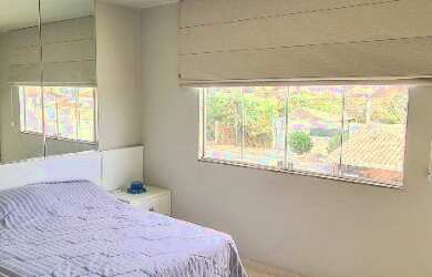 Imagem: A casa possui 3 Dormitórios, 2 Banheiros, 2 Vagas na garagem