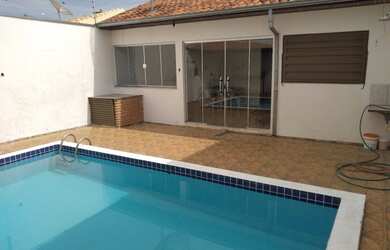 Imagem: A casa possui 2 Dormitórios, 1 Banheiro, 1 Vaga na garagem