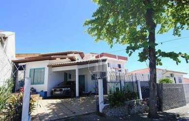 Imagem: A casa possui 4 Dormitórios, 3 Banheiros, 4 Vagas na garagem