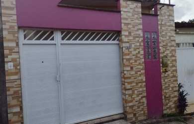 Imagem: A casa possui 3 Dormitórios, 2 Banheiros e está localizado