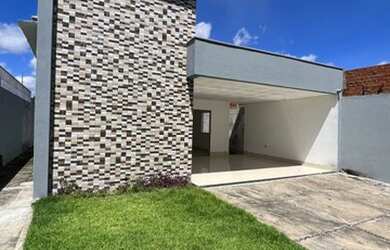 Imagem: A casa possui 3 Dormitórios, 3 Banheiros, 4 Vagas na garagem