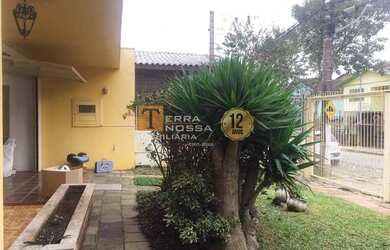 Imagem: A casa possui 3 Dormitórios, 1 Banheiro, 2 Vagas na garagem