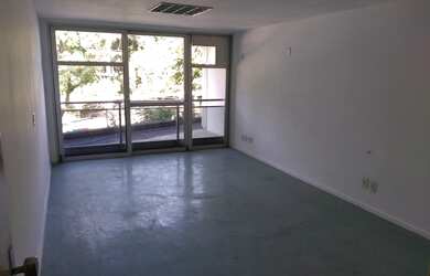 Imagem: O depósito possui 1 Vaga na garagem e 100m² de Área e está