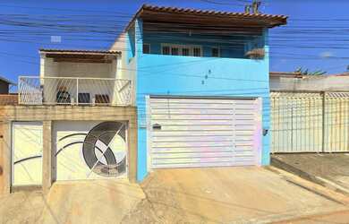 Imagem: A casa possui 2 Dormitórios, 1 Banheiro, 2 Vagas na garagem