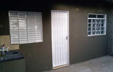 Imagem: A casa possui 1 Dormitório, 1 Banheiro, 1 Vaga na garagem