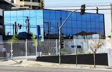 Imagem: O depósito possui 5 Vagas na garagem, 1.100m² de Área e