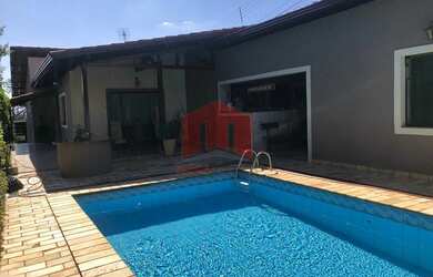 Imagem: A casa possui 4 Dormitórios, 1 Banheiro, 3 Vagas na garagem