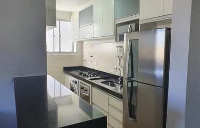 Imagem: O apartamento possui 2 Dormitórios, 1 Banheiro, 1 Vaga na garagem