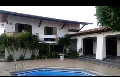 Imagem: A casa possui 3 Dormitórios, 2 Banheiros, 2 Vagas na garagem