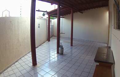 Imagem: A casa possui 3 Dormitórios, 2 Banheiros, 3 Vagas na garagem