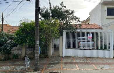 Imagem: A casa possui 3 Dormitórios, 3 Banheiros, 4 Vagas na garagem