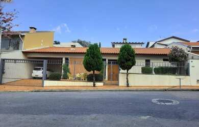 Imagem: O depósito possui 4 Vagas na garagem, 354m² de Área e está